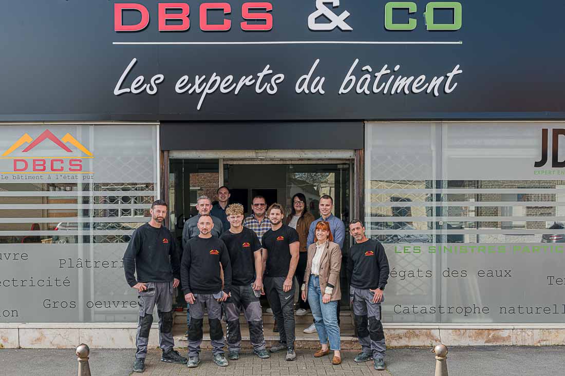 L'équipe DBCS devant l'entreprise à Somain